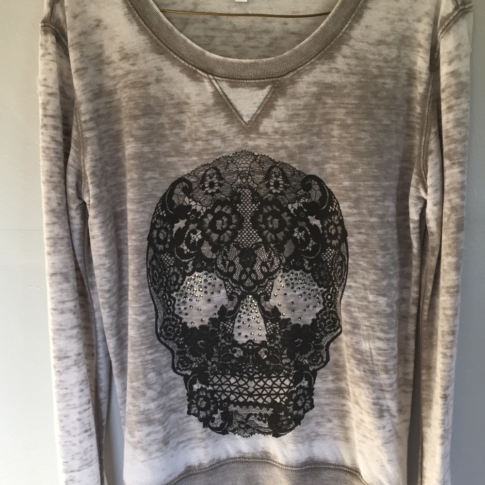 Grey skull lightweight top